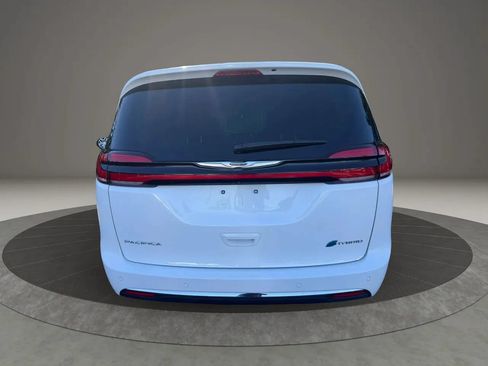 Used 2024 Chrysler Pacifica Limited FWD image 6