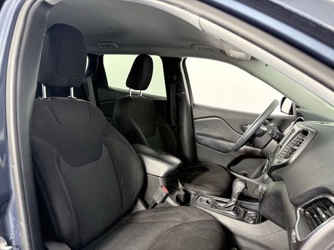 Used 2019 Jeep Cherokee Latitude w/ Popular Appearance Group image 12