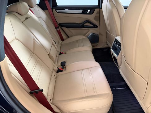 Used 2023 Porsche Cayenne AWD/4WD image 32