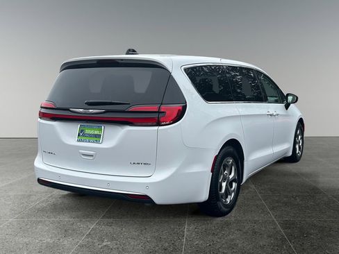 Used 2024 Chrysler Pacifica Limited FWD image 8