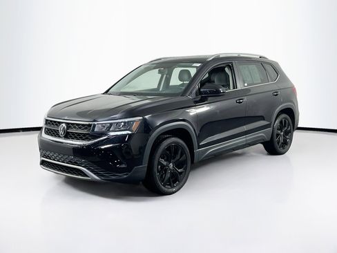 Used 2022 Volkswagen Taos SE image 1