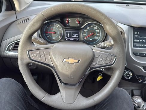 Used 2017 Chevrolet Cruze LT image 10