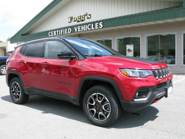 Used 2025 Jeep Compass Trailhawk AWD/4WD image 2