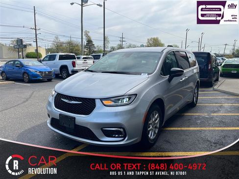 Used 2024 Chrysler Pacifica Touring-L FWD image 4