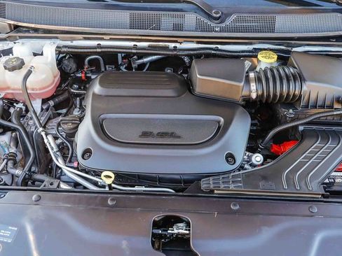 Certified 2024 Chrysler Pacifica Touring-L image 27