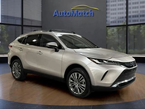 Used 2024 Toyota Venza XLE image 13