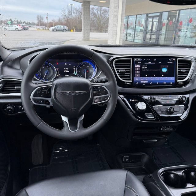 Used 2025 Chrysler Pacifica Select FWD image 11