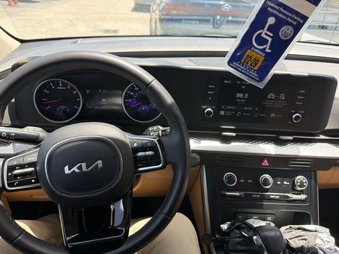 Used 2024 Kia Carnival LX FWD image 6