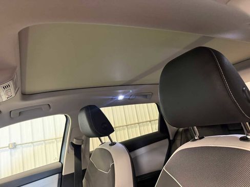 Certified 2025 Volkswagen Taos SE w/ Panoramic Sunroof Package image 22