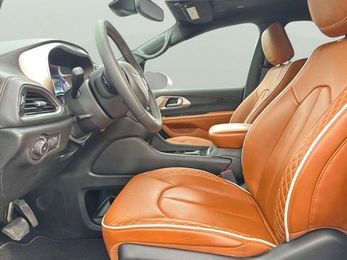 Used 2024 Chrysler Pacifica Pinnacle image 14