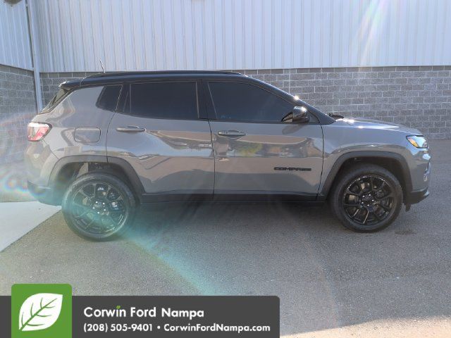 Used 2023 Jeep Compass Latitude w/ Convenience Group AWD/4WD image 2