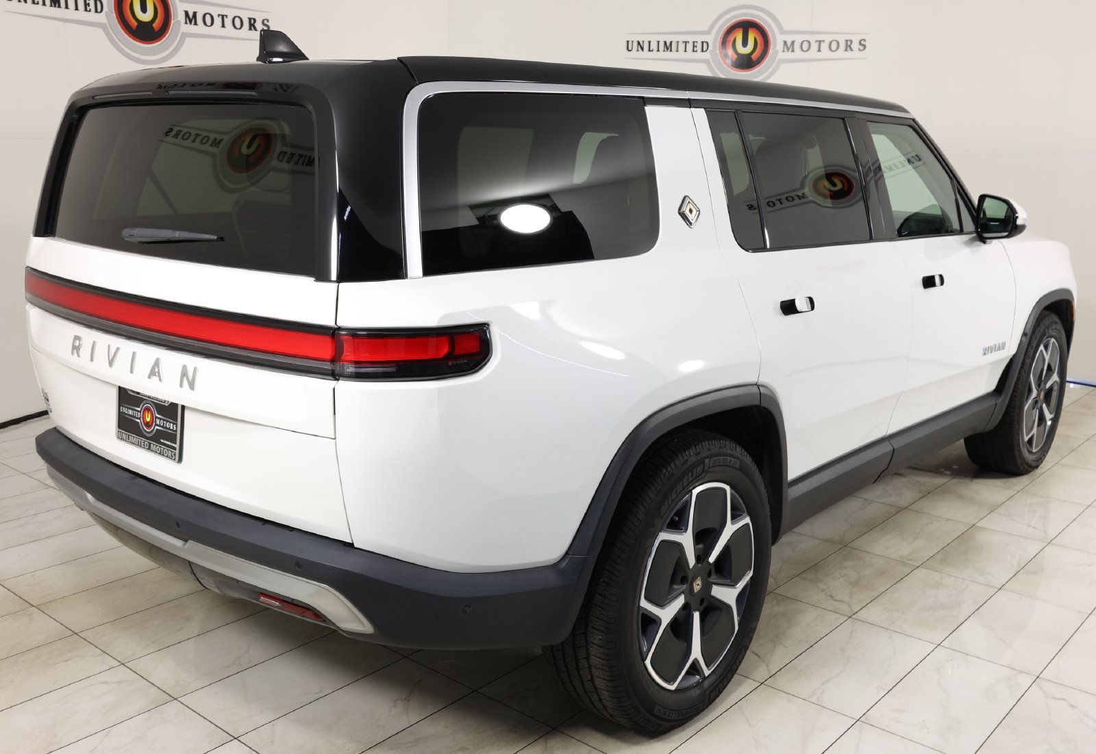 Used 2023 Rivian R1S Adventure Dual AWD/4WD image 3