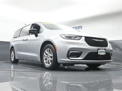 Used 2024 Chrysler Pacifica Touring-L image 26