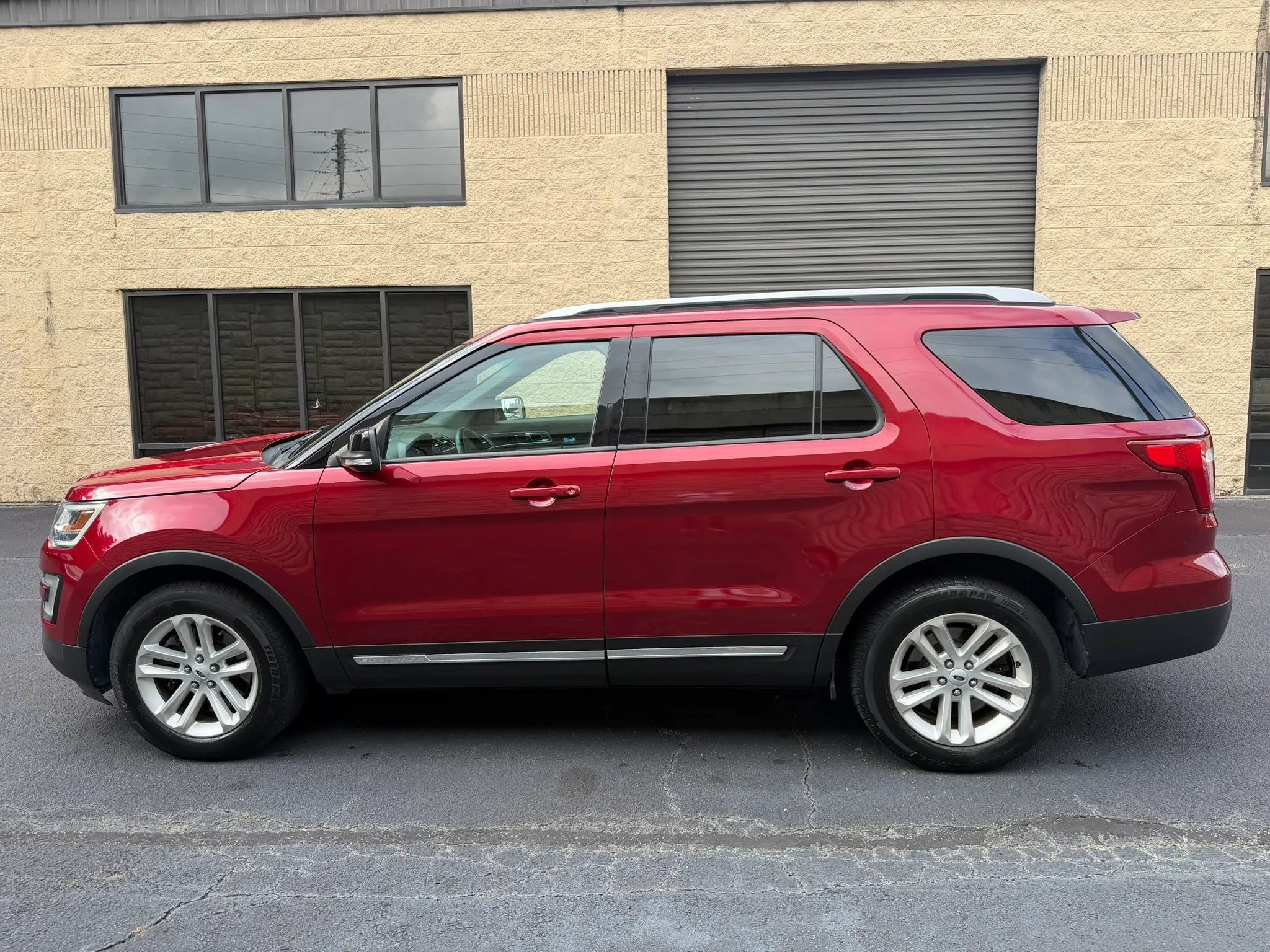 Used 2017 Ford Explorer XLT w/ Equipment Group 202A FWD image 3