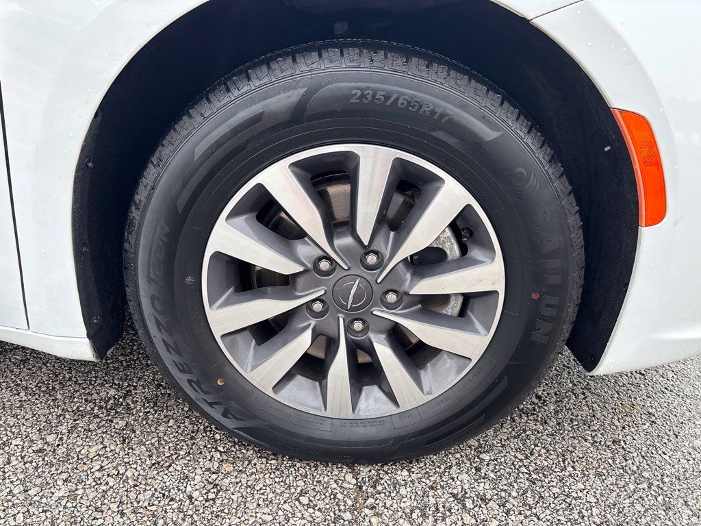 Used 2024 Chrysler Pacifica Limited FWD image 10