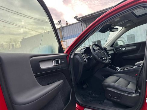 Certified 2024 Volvo XC40 B5 Plus w/ Protection Package Premier image 20