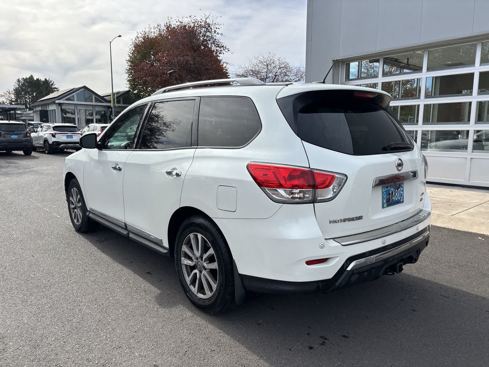 Used 2015 Nissan Pathfinder SL w/ SL Tech Package FWD image 3