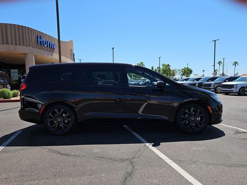 Used 2018 Chrysler Pacifica Touring Plus w/ S Appearance Package FWD image 4