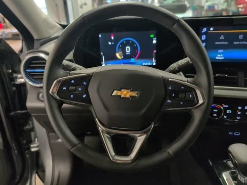 Used 2025 Chevrolet Trax LT w/ LT Convenience Package FWD image 12