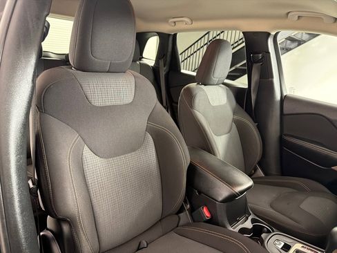 Used 2017 Jeep Cherokee Latitude FWD image 24