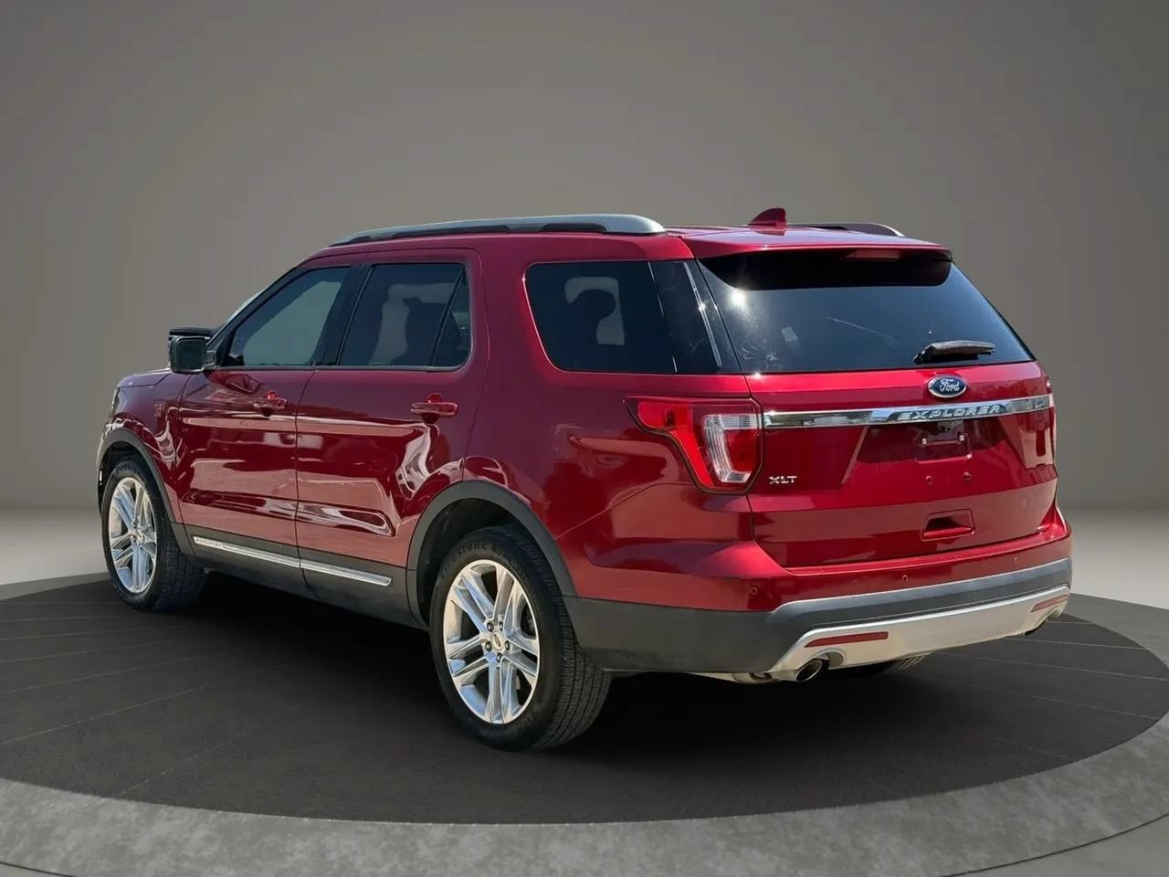Used 2017 Ford Explorer XLT w/ Equipment Group 202A FWD image 4