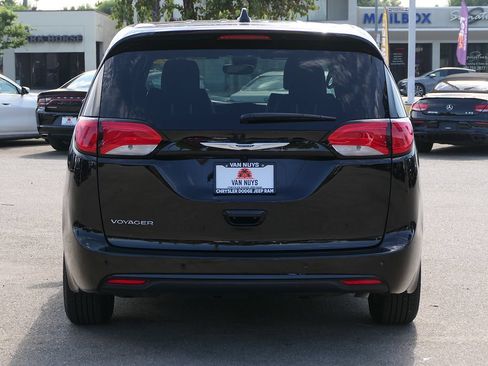 Used 2025 Chrysler Voyager LX FWD image 5