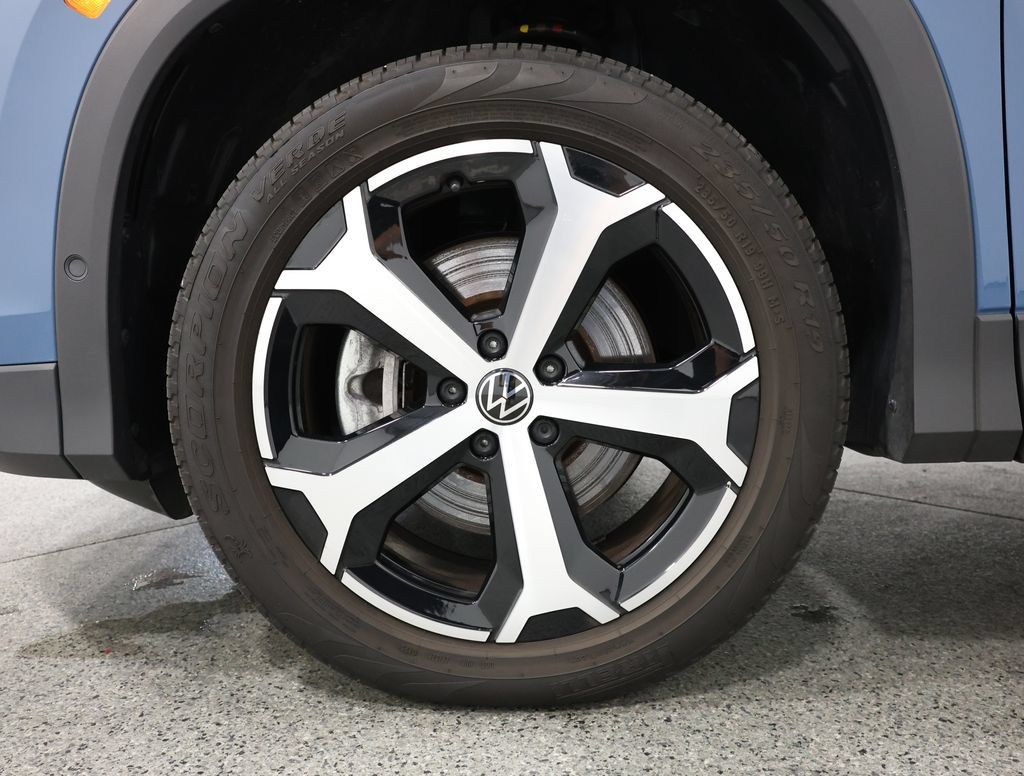 Used 2025 Volkswagen Tiguan SE AWD/4WD image 5