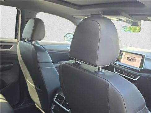 Certified 2026 Volkswagen Atlas Cross Sport SE w/ Panoramic Sunroof Package FWD image 23