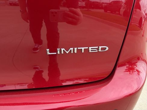 New 2027 Chrysler Pacifica Limited FWD image 5
