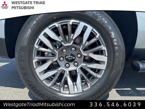 Used 2025 Chevrolet Suburban Z71 AWD/4WD image 22