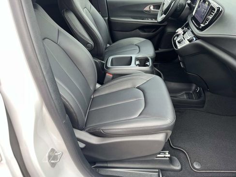 New 2026 Chrysler Pacifica Select image 15