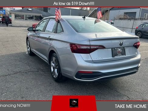 Used 2024 Volkswagen Jetta SE image 3