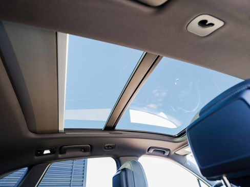 Certified 2025 Porsche Macan image 29