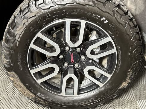 Used 2025 GMC Sierra 1500 AT4 w/ AT4 Premium Package image 9