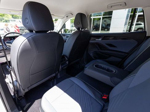 Used 2025 Volkswagen Tiguan SE AWD/4WD image 25