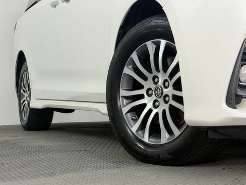 Used 2020 Toyota Sienna XLE w/ XLE Navigation Package FWD image 17