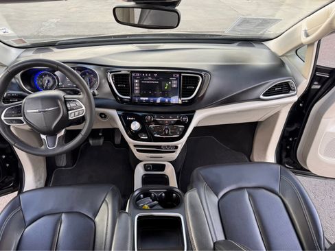 Used 2023 Chrysler Pacifica Touring-L image 16