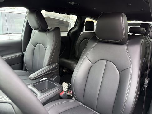 New 2026 Chrysler Pacifica Select AWD/4WD image 9