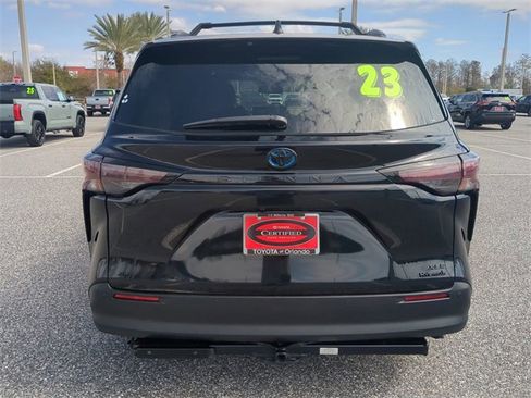 Certified 2023 Toyota Sienna XLE Woodland Edition image 5