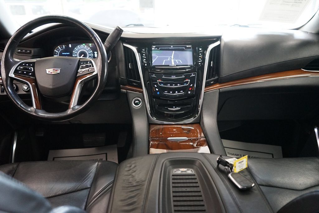 Used 2018 Cadillac Escalade Luxury AWD/4WD image 45