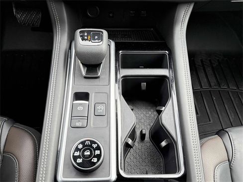 Used 2024 Nissan Pathfinder Platinum image 4