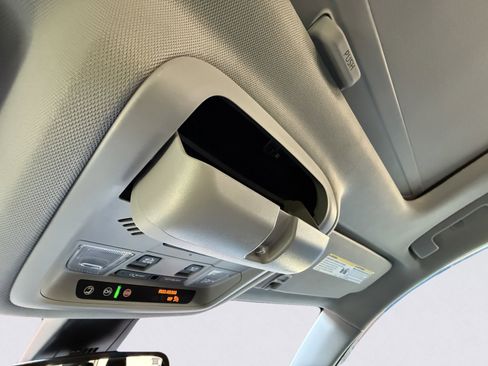 Used 2023 GMC Acadia SLT w/ Preferred Package image 33