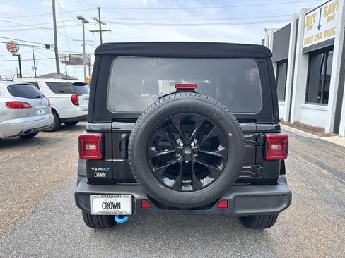 Used 2022 Jeep Wrangler Unlimited Sahara w/ Cold Weather Group AWD/4WD image 8