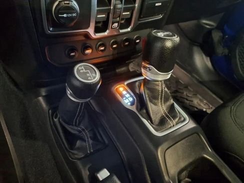 Used 2019 Jeep Wrangler Unlimited Sahara w/ Uconnect 4C Nav & Sound Group AWD/4WD image 24