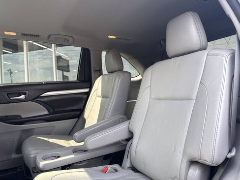 Used 2017 Toyota Highlander XLE AWD/4WD image 25
