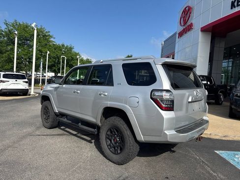 Used 2018 Toyota 4Runner SR5 AWD/4WD image 3