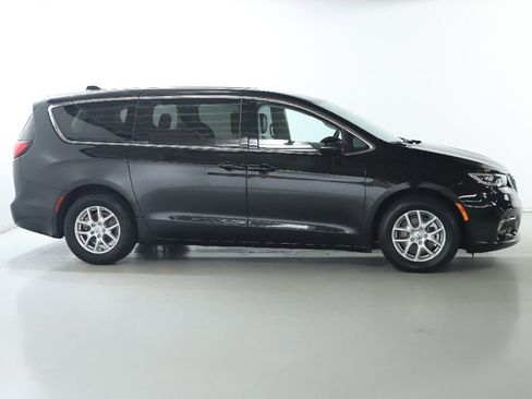 Used 2024 Chrysler Pacifica Touring-L image 11