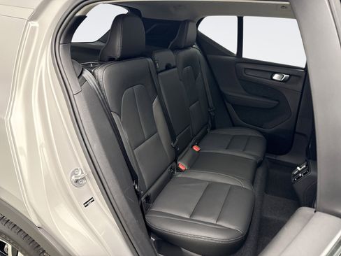 Used 2025 Volvo XC40 B5 Core image 18