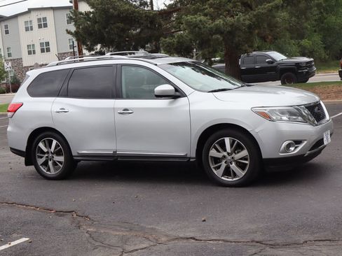 Used 2016 Nissan Pathfinder Platinum AWD/4WD image 2