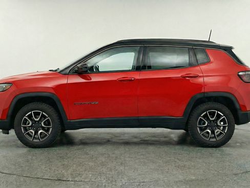 Used 2025 Jeep Compass Trailhawk image 5